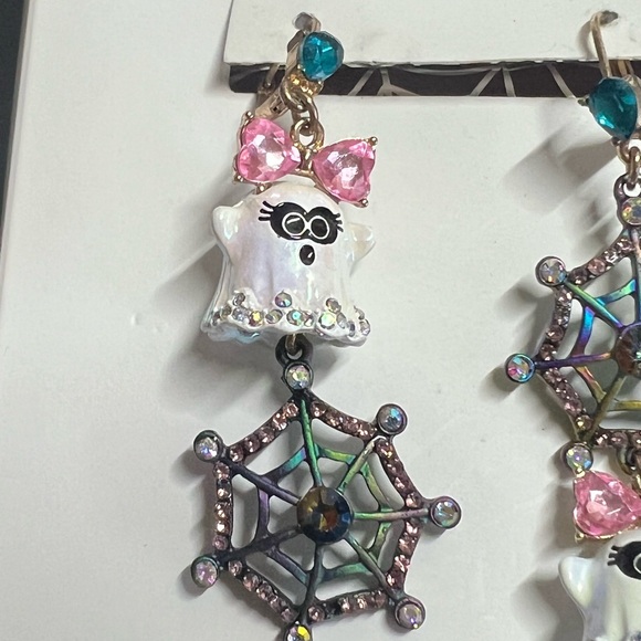 NWT Betsy Johnson Ghost & Spider Web Earrings - Picture 11 of 14